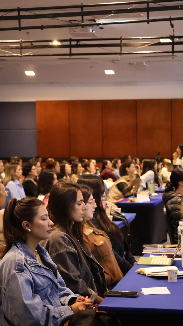 Audiencia participando en una conferencia de Marie Louise Clark