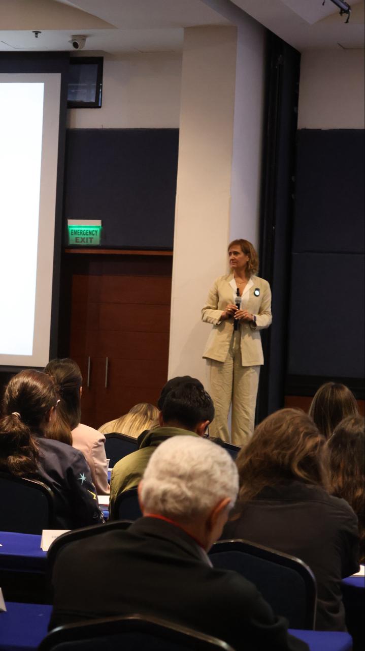 Marie Louise Clark presentando en un congreso de neuroeducación