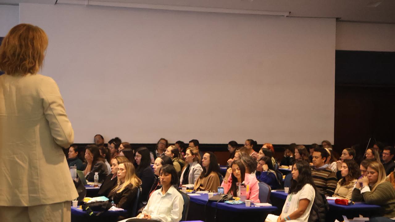 Marie Louise Clark presentando en un congreso de neuroeducación