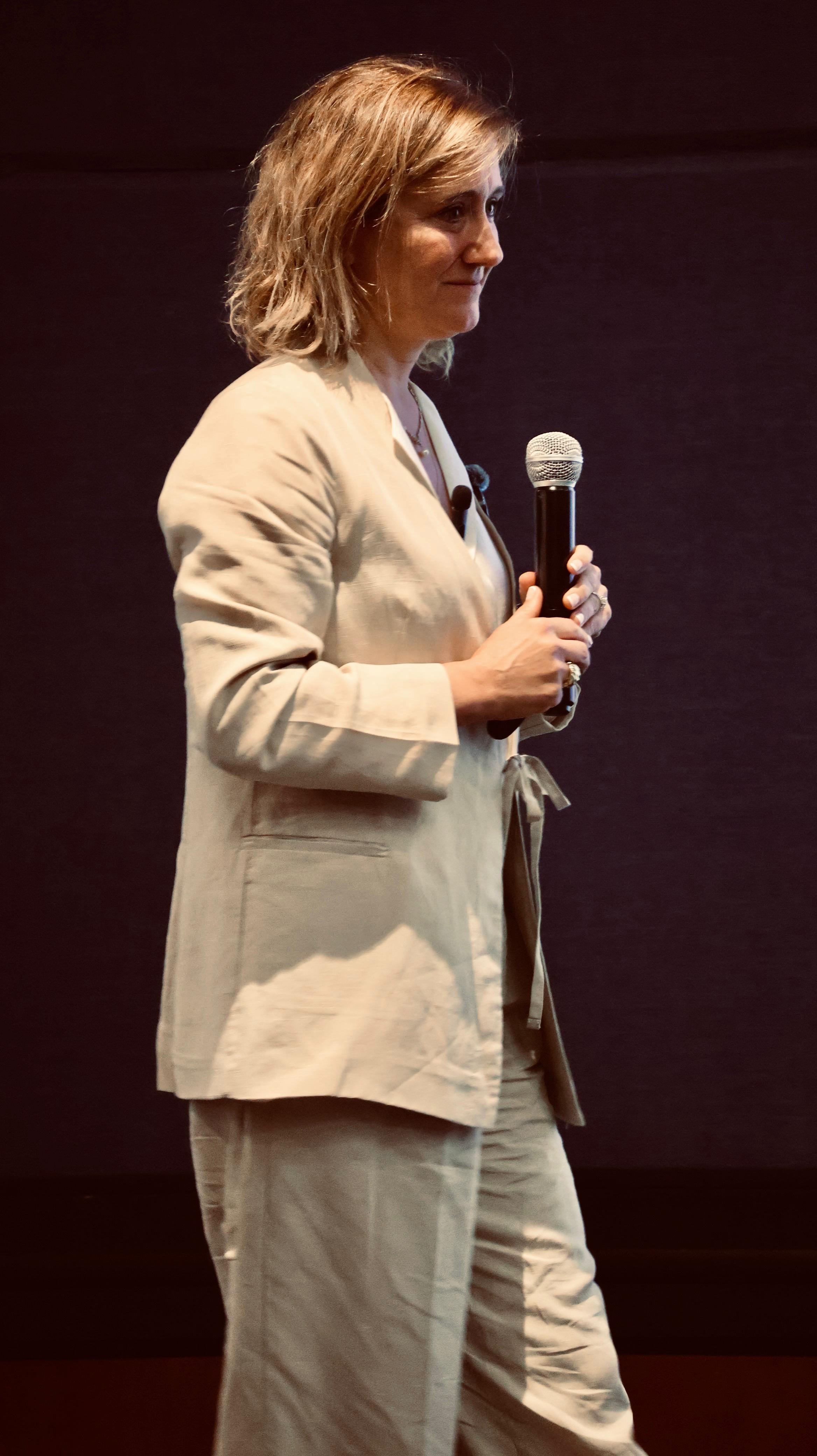 Marie Louise Clark presentando en un congreso de neuroeducación